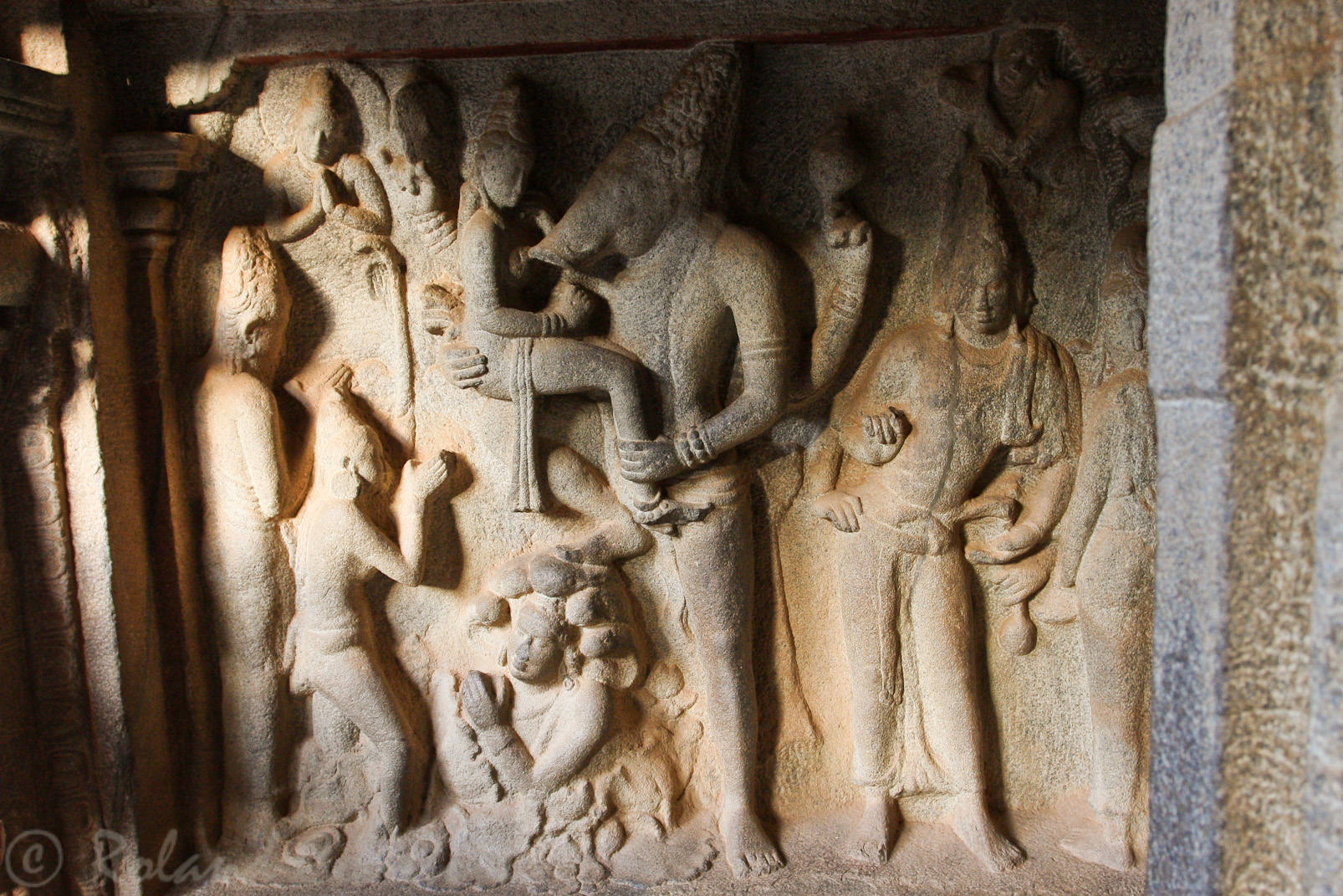 La grotte de Varaha: à gauche, Varaha, le sanglier avatar de Vishnou, plonge dans le fond des océans pour sauver la déesse Terre.