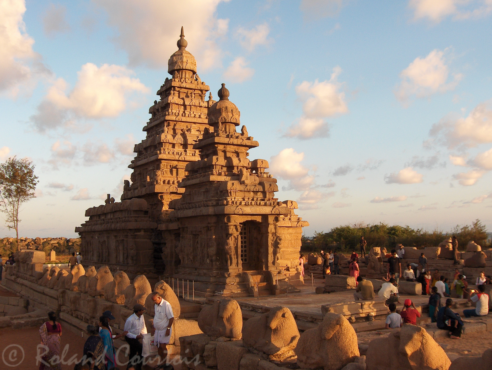 Temples du Rivage: le temple secondaire est dédié à Vishnou et est tourné vers la ville de Mahabalipuram et donc vers l'Ouest.