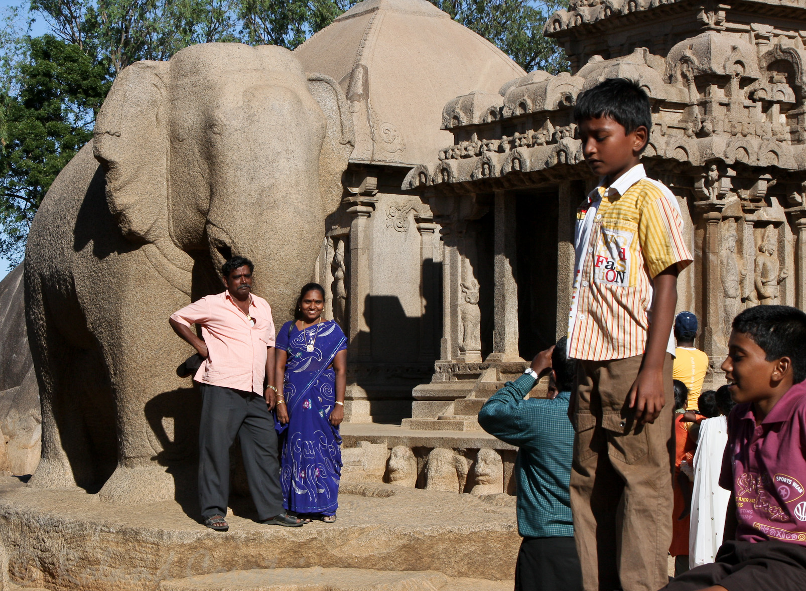 Rathas du Sud: excavés de la masse rocheuse. Devant la monture d'Indra, le plus bel éléphant sculpté de l'Inde.