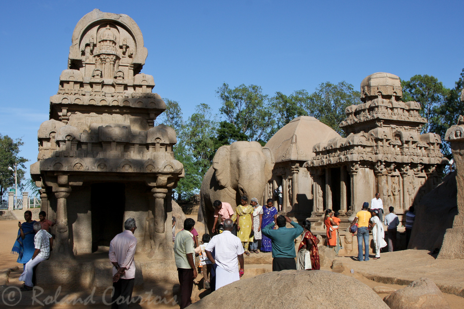 Rathas du Sud: A gauche, Ratha de Nakula-Sahadeva. Au centre, la monture d'Indra. A droite, Ratha d'Arjuna.