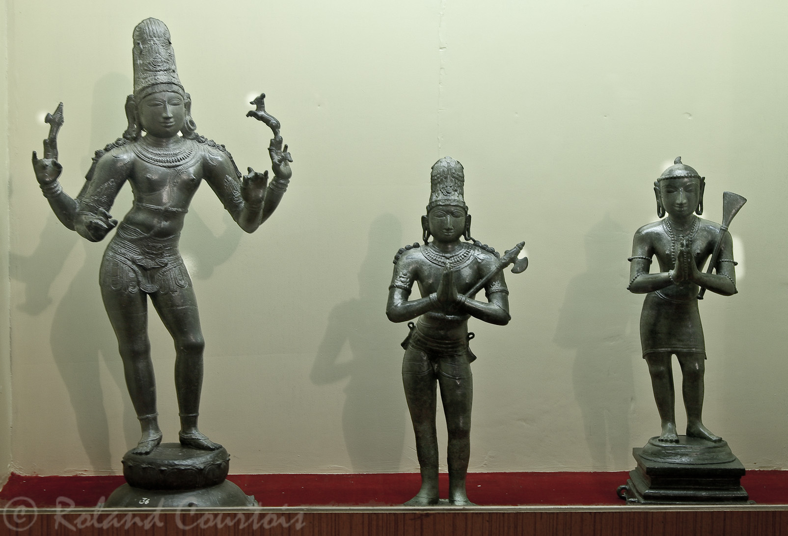 Bronze Cholas. A gauche Shiva en maître de musique