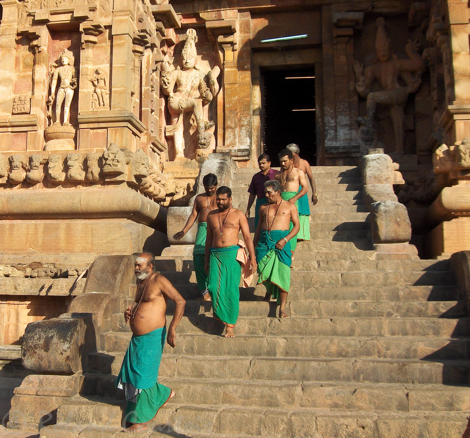 Temple de Brihadishwara: pélerins sortant du sanctuaire.