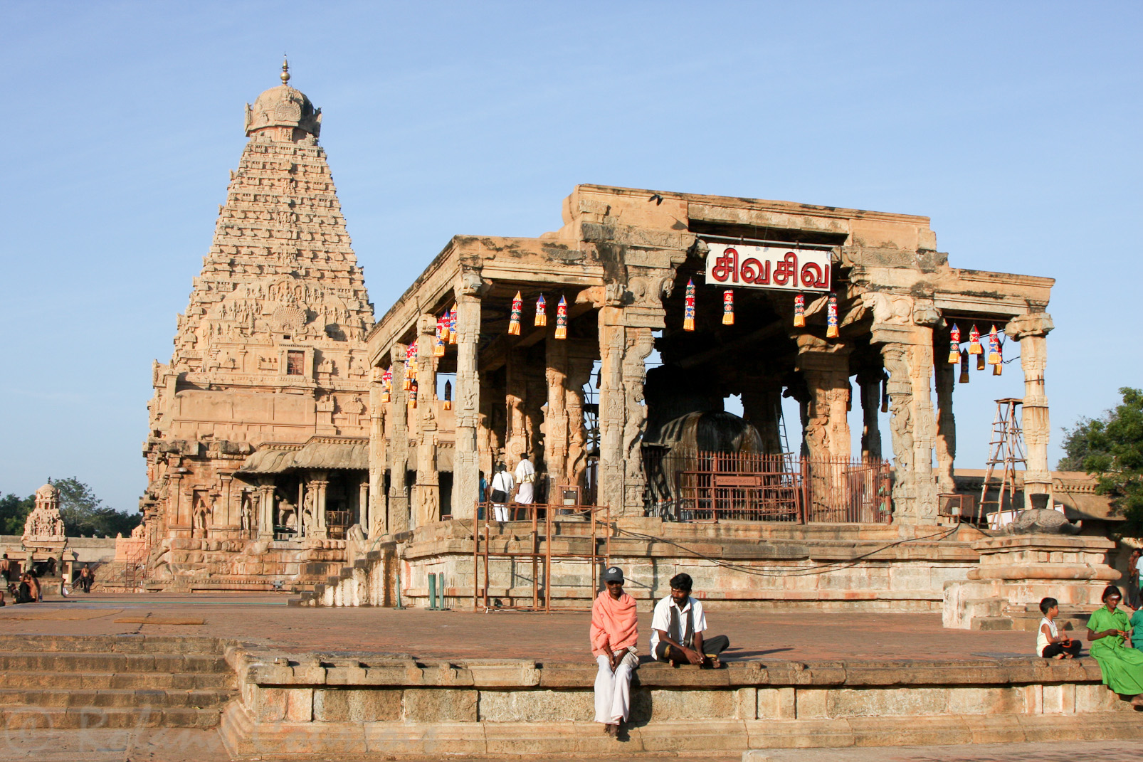 Temple de Brihadishwara: le pavillon de Nandi fait face au sanctuaire