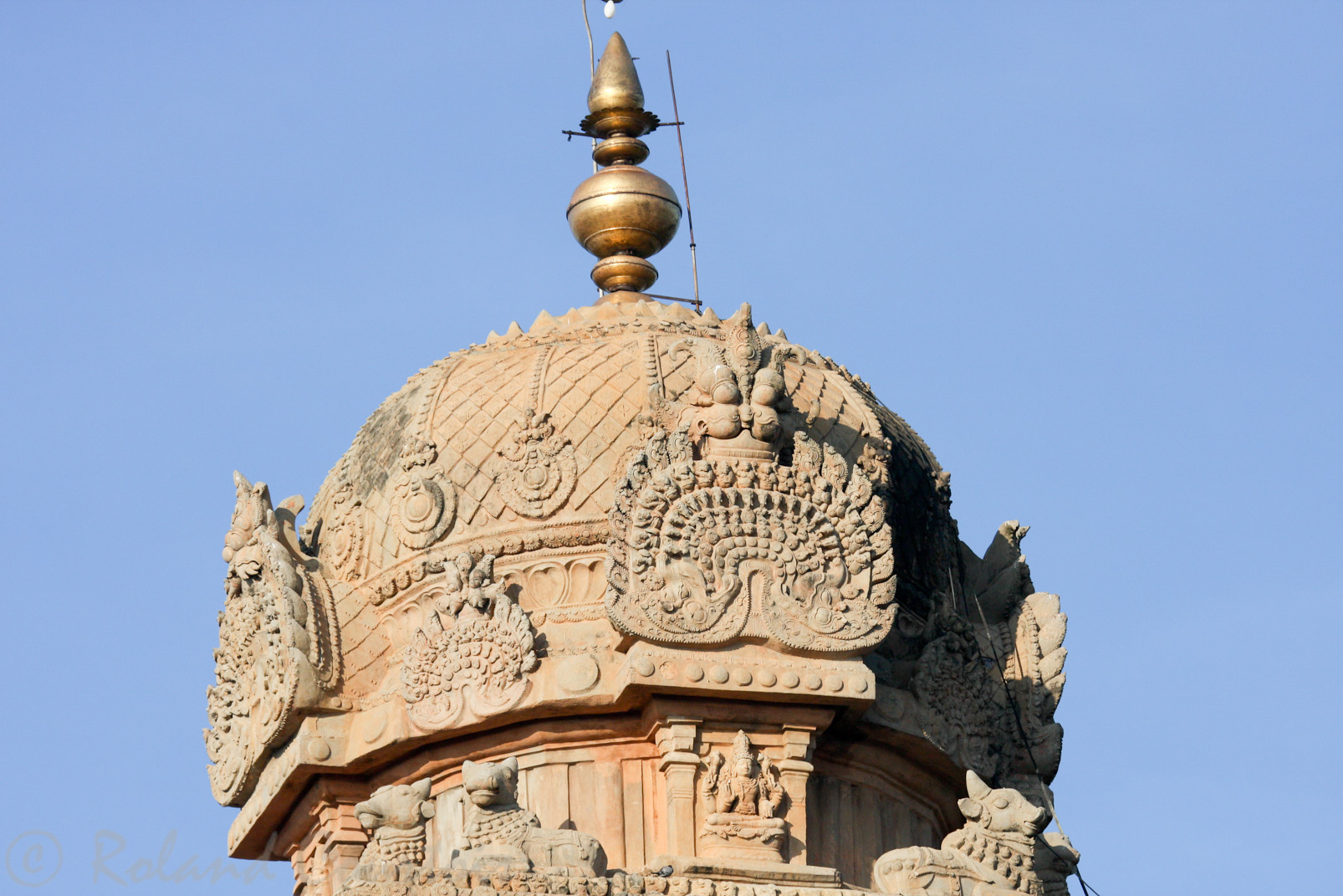 Temple de Brihadishwara: le sommet du vimana est coiffé d'une flèche recouverte d'or. Ce dôme est un monolithe de 80 T.