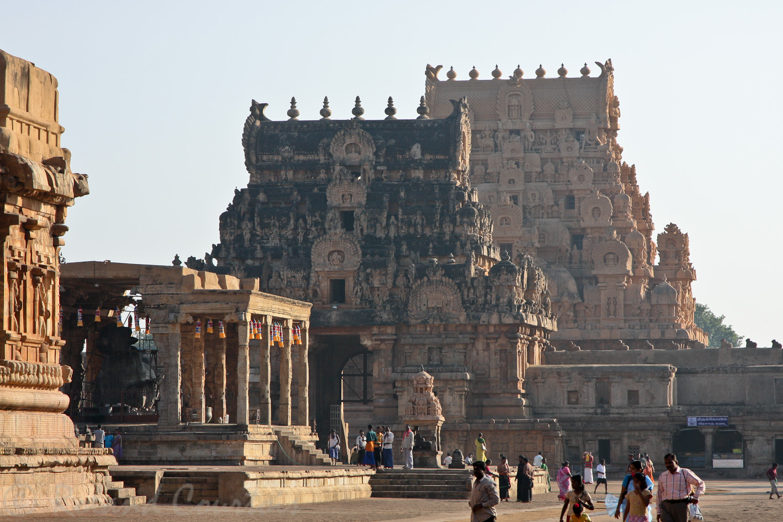 Temple de Brihadishwara: Pavillon de Nandi et les deux gopurams de l'entrée