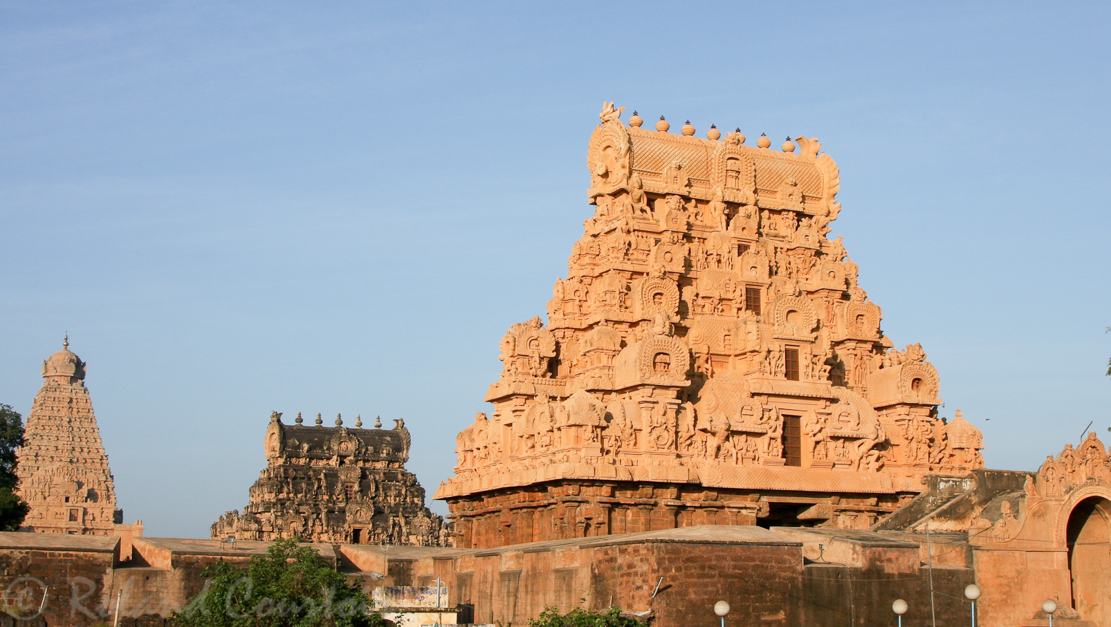 Temple de Brihadishwara: Vue générale sur l'enceinte et les deux gopurams qui précèdent le sanctuaire