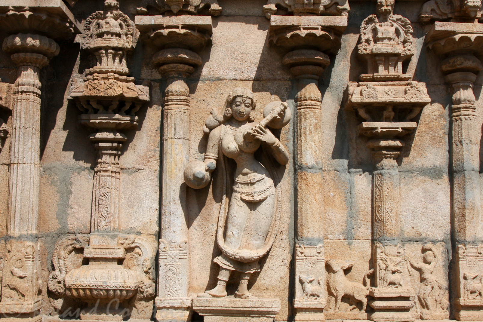 Temple de Srirangam: jeune fille jouant du vina.