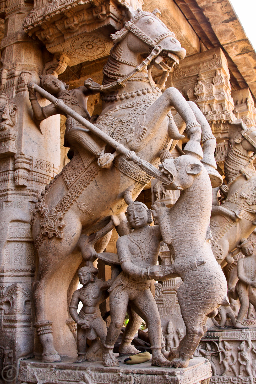 Temple de Srirangam: dans le mandapa, les piliers extérieurs sont ornés de chevaux montés par des guerriers.