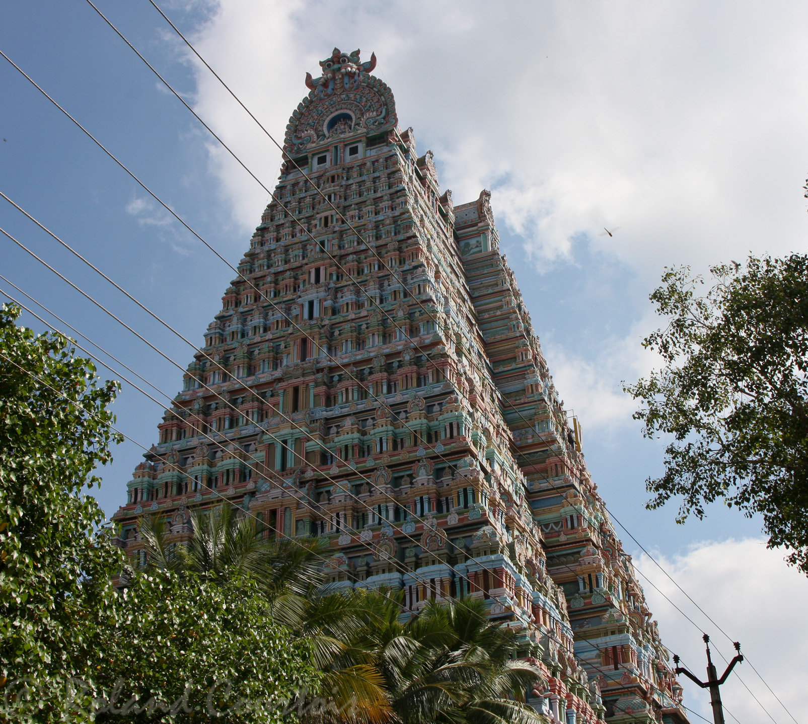 Temple de Srirangam: un des 21 gopuram qui culmine à 73 m.