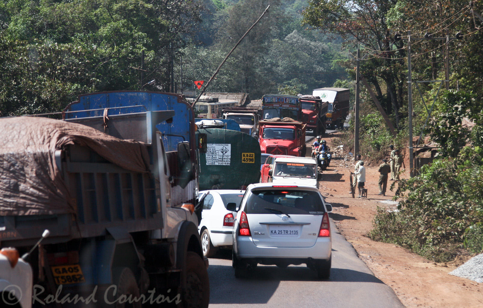 La route pour entrer dans l'Etat de Goa est très étroite et encombrée.
