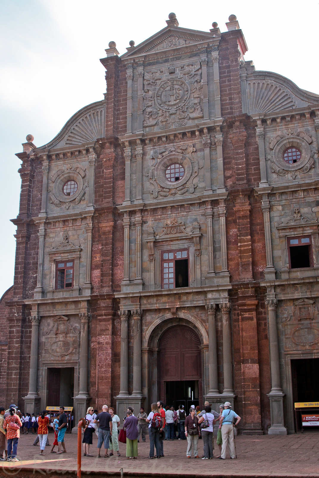 Façade de la basilique du Bom Jesus. Elle comporte trois entrées mais n'a qu'une seule nef.