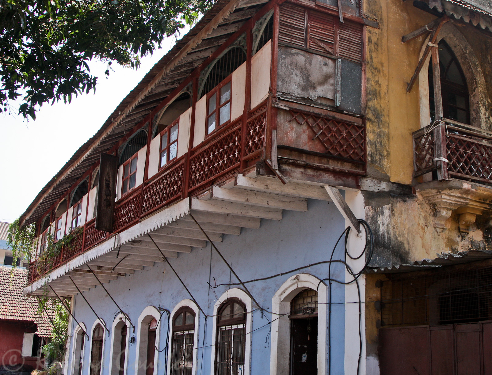 Les maisons à balcon rappellent la présence portugaise.