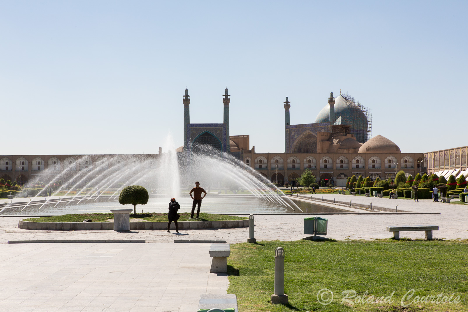 Place Royale (500 m sur 160 m) était le centre symbolique de la dynastie safavide et de son empire. Elle servait aux célébrations et aux fêtes, ainsi qu’aux grands tournois de polo. 
Au Sud la Mosquée du Roi.