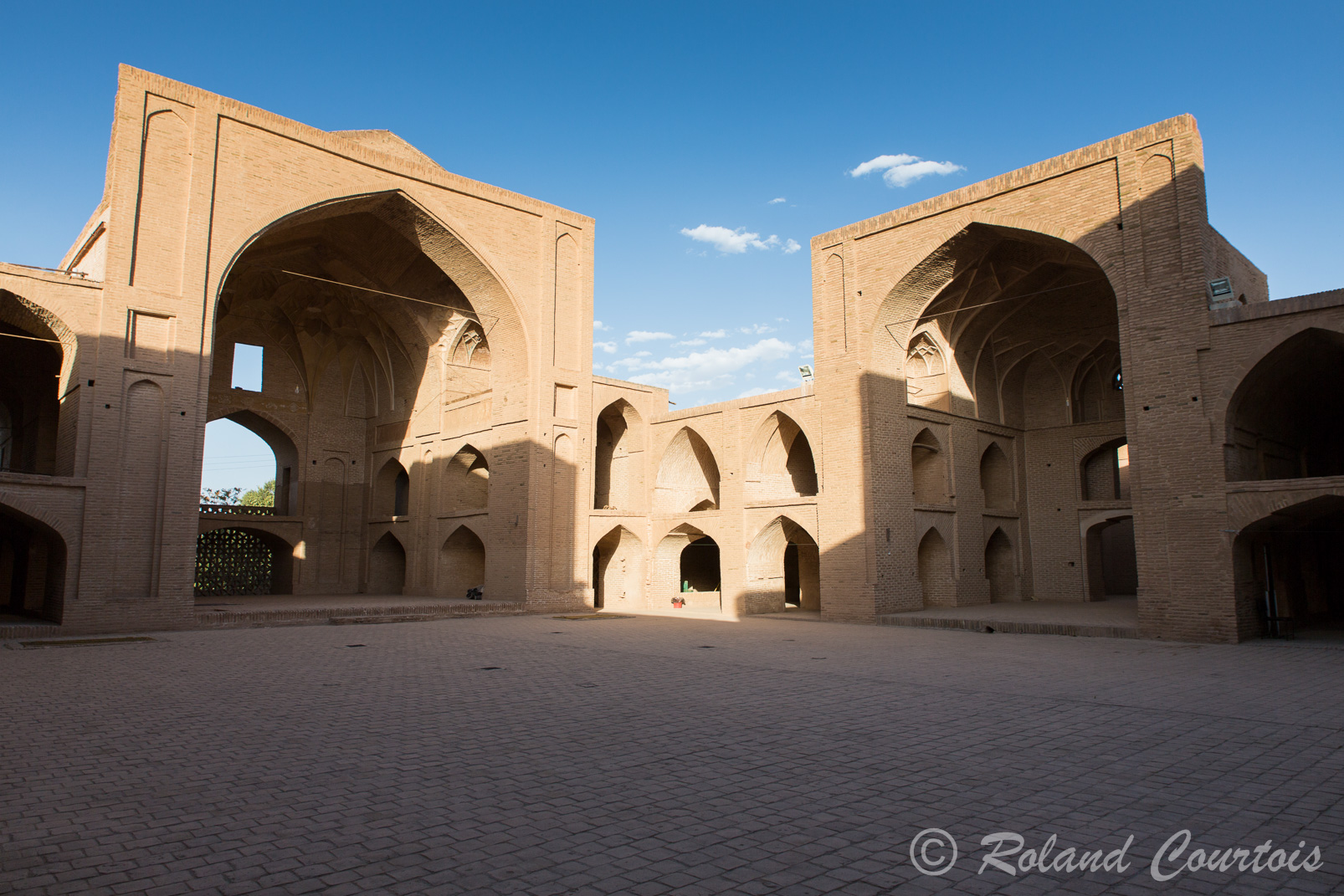 Cette mosquée du Vendredi fut fondée au IXème siècle. C'est l'une des plus anciennes de style persan avec sa cour carrée et ses quatre grands iwans.