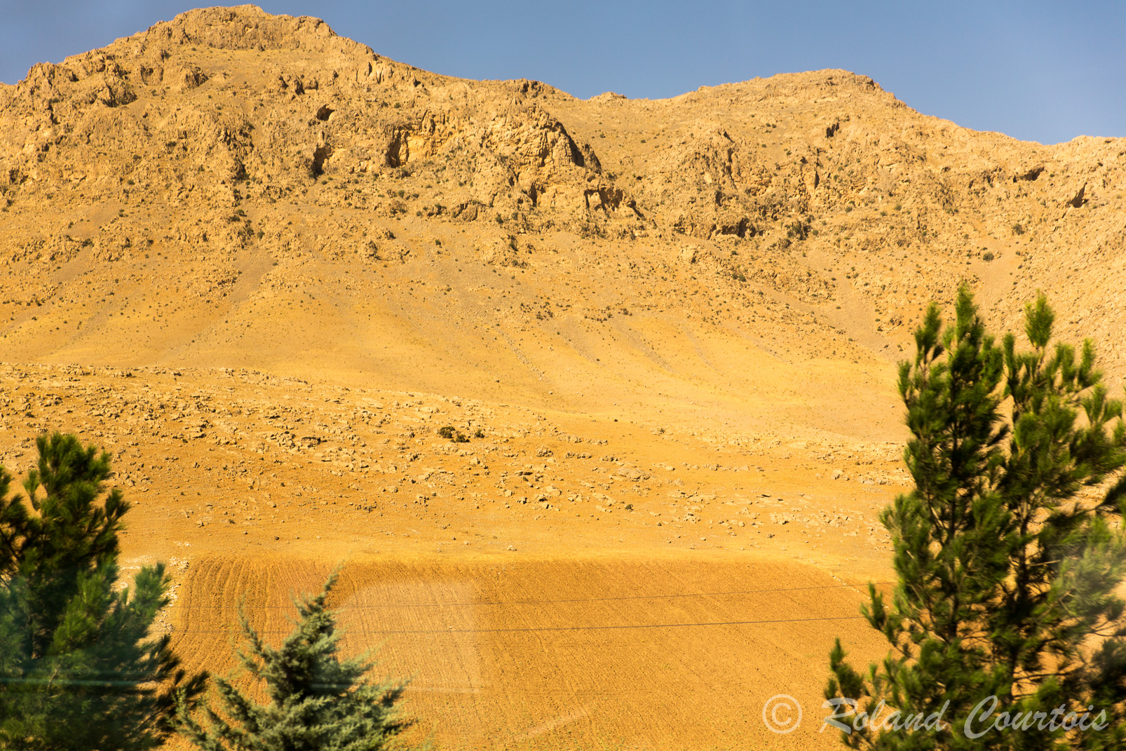 Paysages arides de la région d'Hamedan à environ 1500 m. d'altitude.