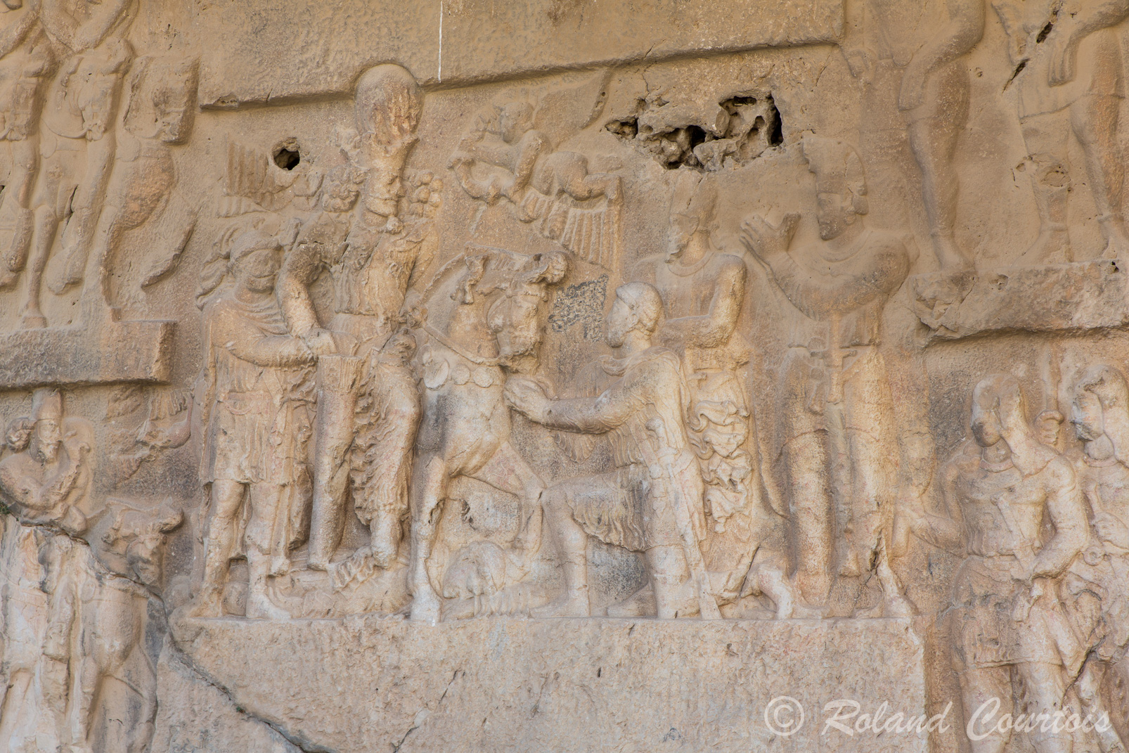Ce bas-reliefs commémore les victoires de Shâpur Ier sur les Romains. Le roi reçoit le diadème.