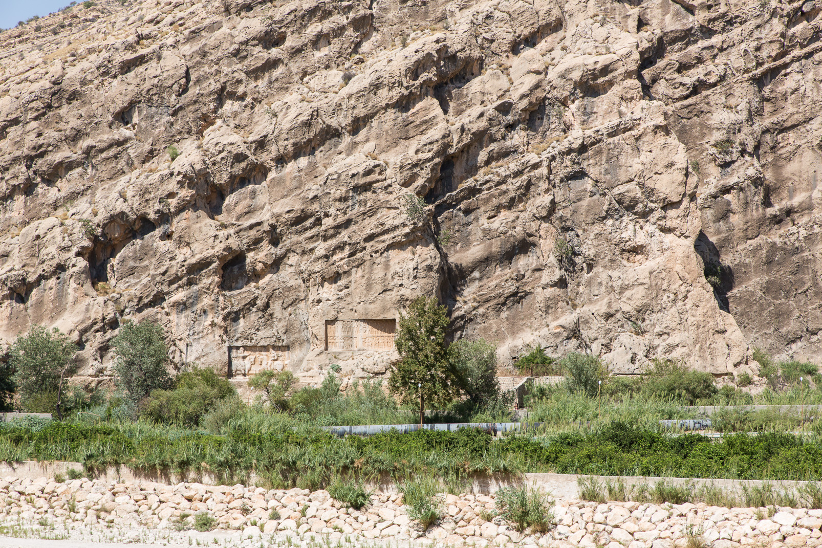 Sur la rive Ouest, la falaise abrite plusieurs bas-reliefs sassanides.