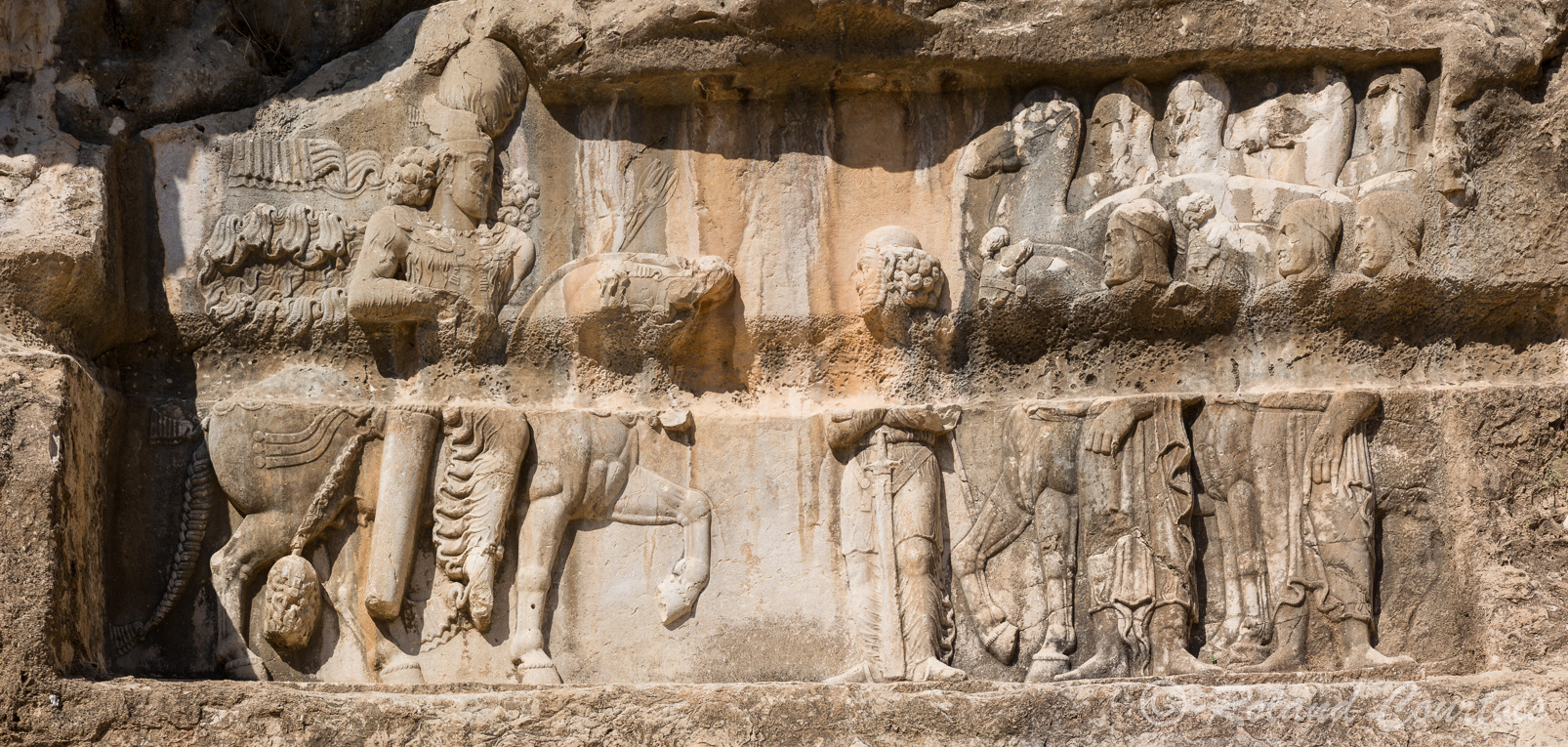 Sur le relief suivant, Bahram II reçoit la soumission de nomades arabes venus avec leurs chevaux et leurs chameaux.