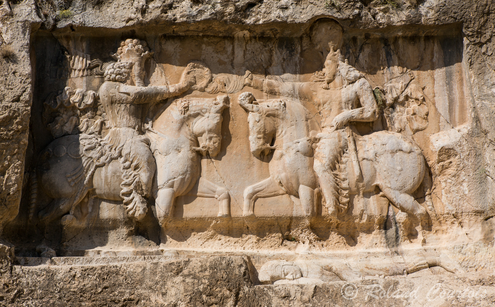 Ici il s’agit de l’investiture de Bahram Ier à cheval, avec Ahura Mazda à gauche.