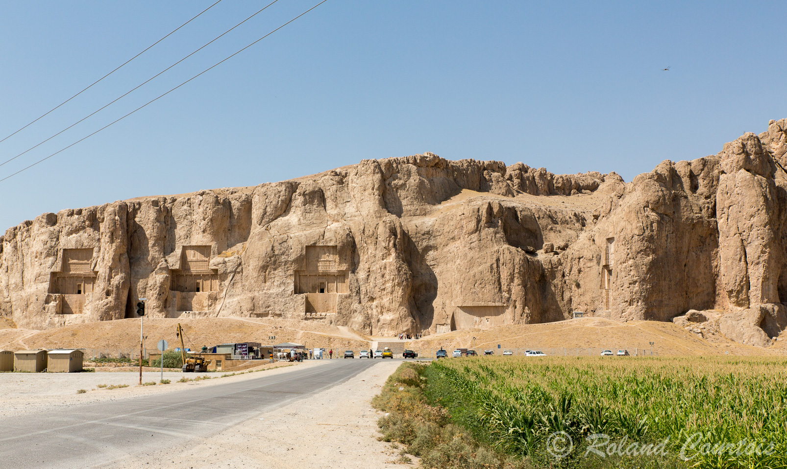 A Naqsh-e Rostam, creusés dans les falaises, quatre tombeaux,  sculptés en l'honneur des rois achéménides Darius Ier,  Xerxès, Artaxerxès Ier et Darius II, présentent une façade en forme de croix, percée au centre d’une ouverture derrière laquelle se trouve la chambre funéraire.
