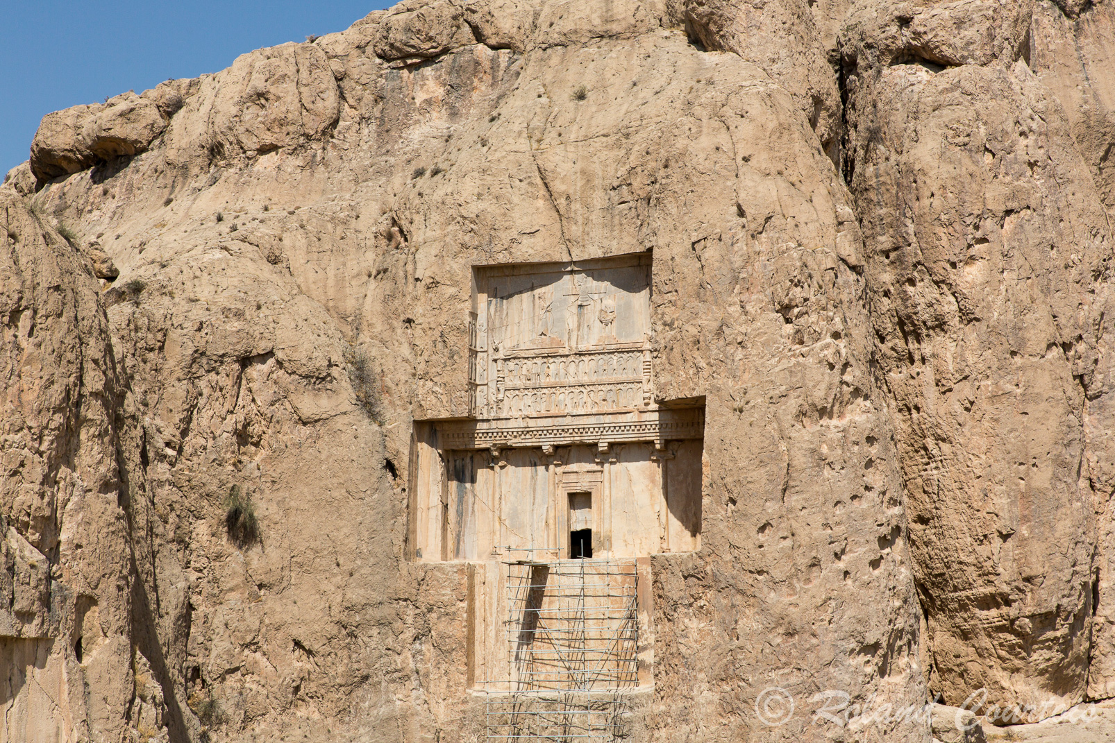 A Naqsh-e Rostam, le tombeau sculpté en l'honneur de Xerxès. La surface supérieure est occupée par trente personnages représentant les peuples de l’empire. Tout en haut le Roi se tient debout, un arc à la main, tourné vers un autel de feu, avec, au-dessus de lui, le dieu Ahura Mazda.