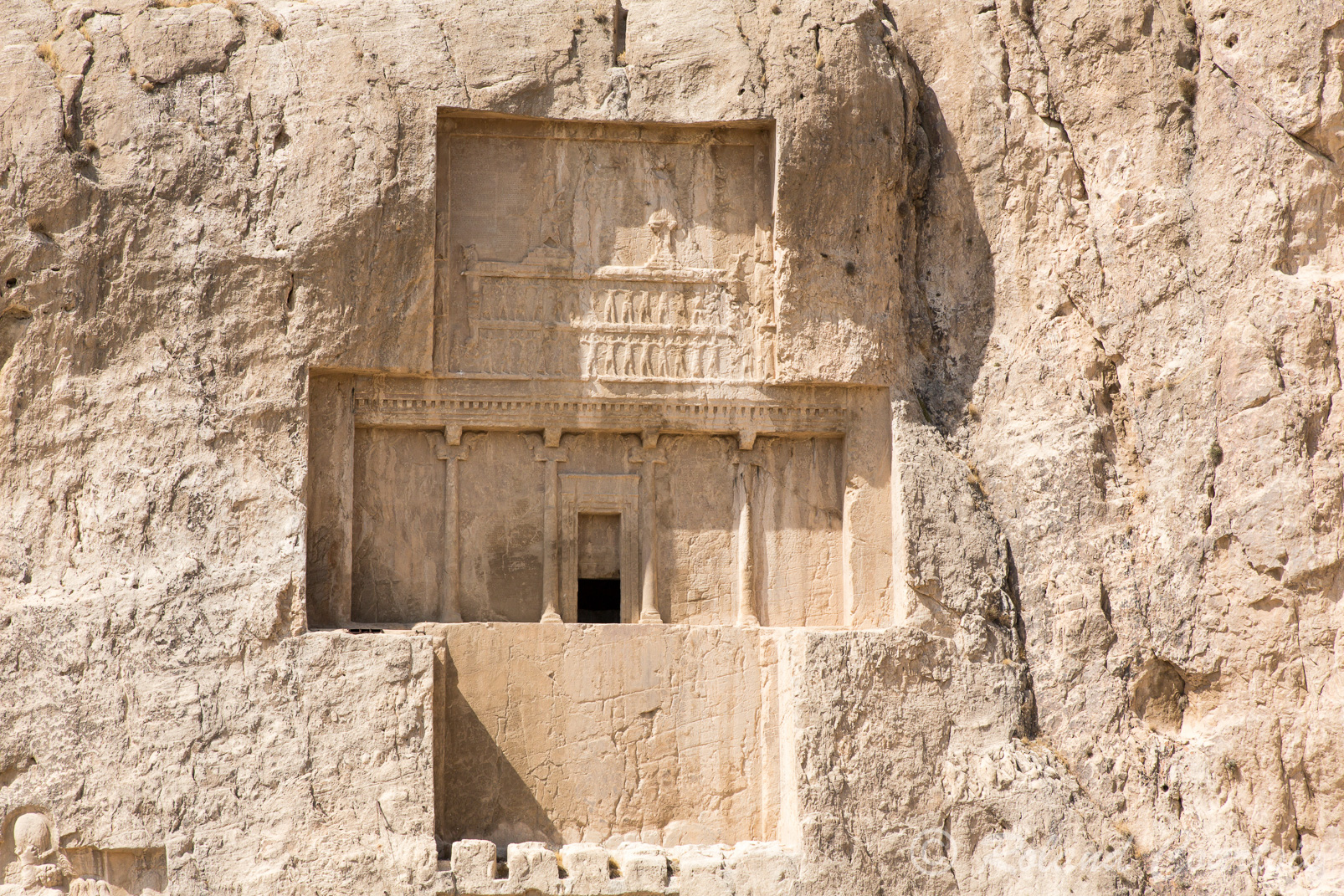 A Naqsh-e Rostam, Darius Ier fit creuser sa tombe dans cette falaise. Trois de ses successeurs firent de même. Une façade en forme de croix est percée d’une ouverture derrière laquelle se trouve la chambre funéraire.
