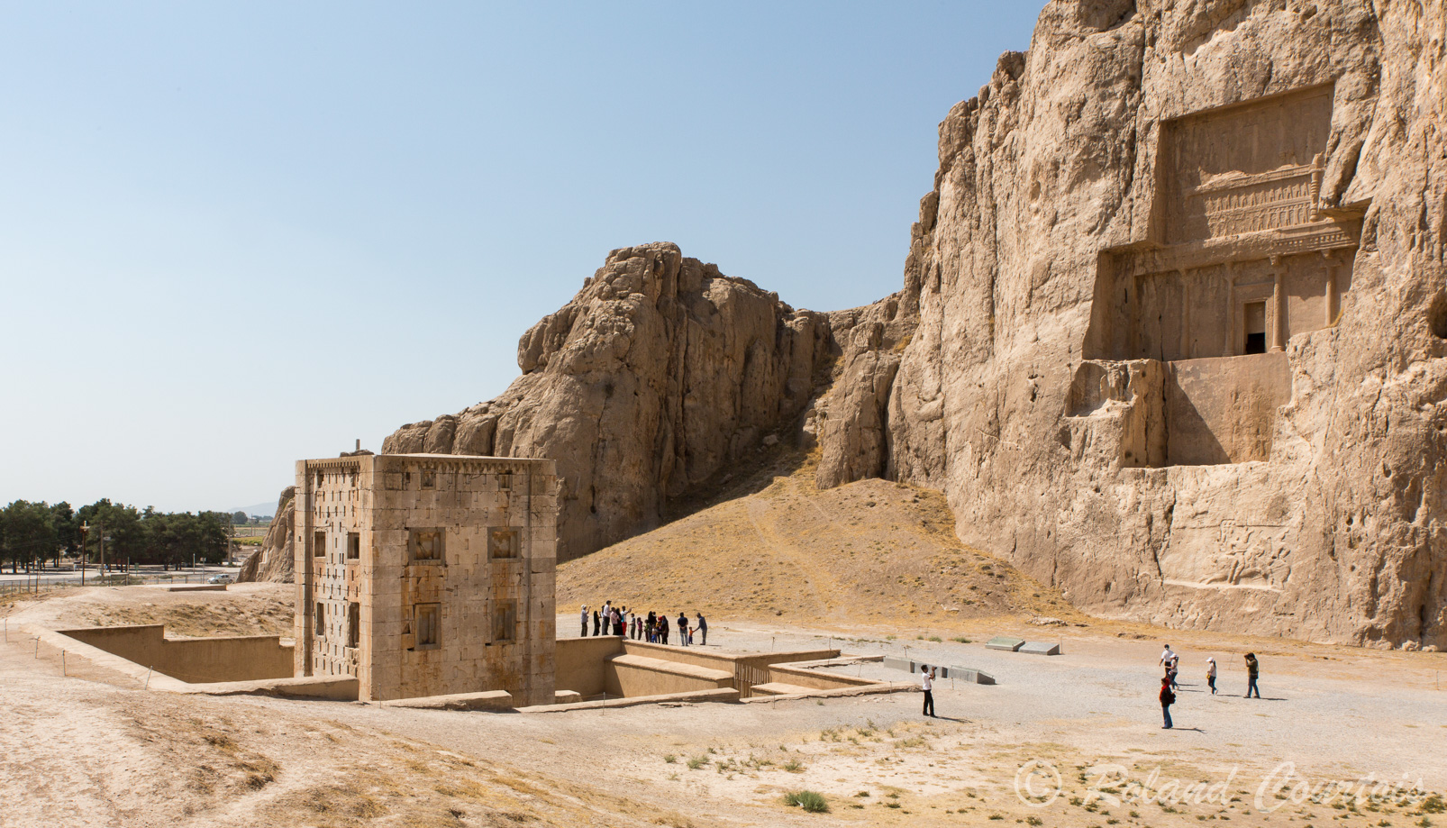 A Naqsh-e Rostam, la tombe de Darius II fait face à un cube de Zoroastre.