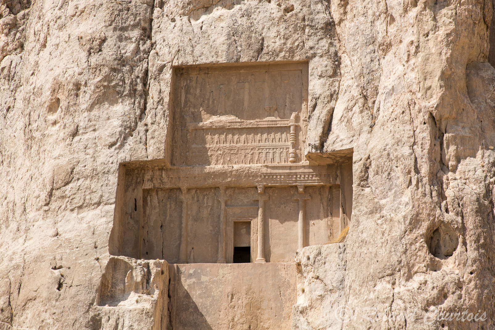A Naqsh-e Rostam, la tombe de Darius II est similaire aux trois autres.