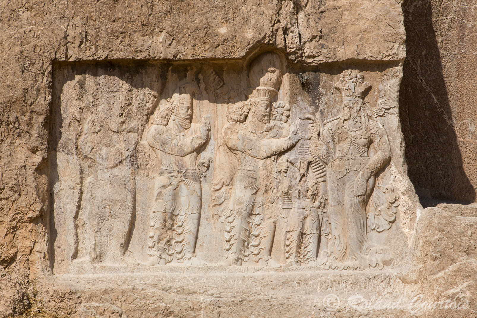 Naqsh-e Rostam, Bas-relief illustrant l'nvestiture de Narseh (296-304), fils aîné de Shapur Ier, qui reçoit la couronne des mains de la déesse Anahita.