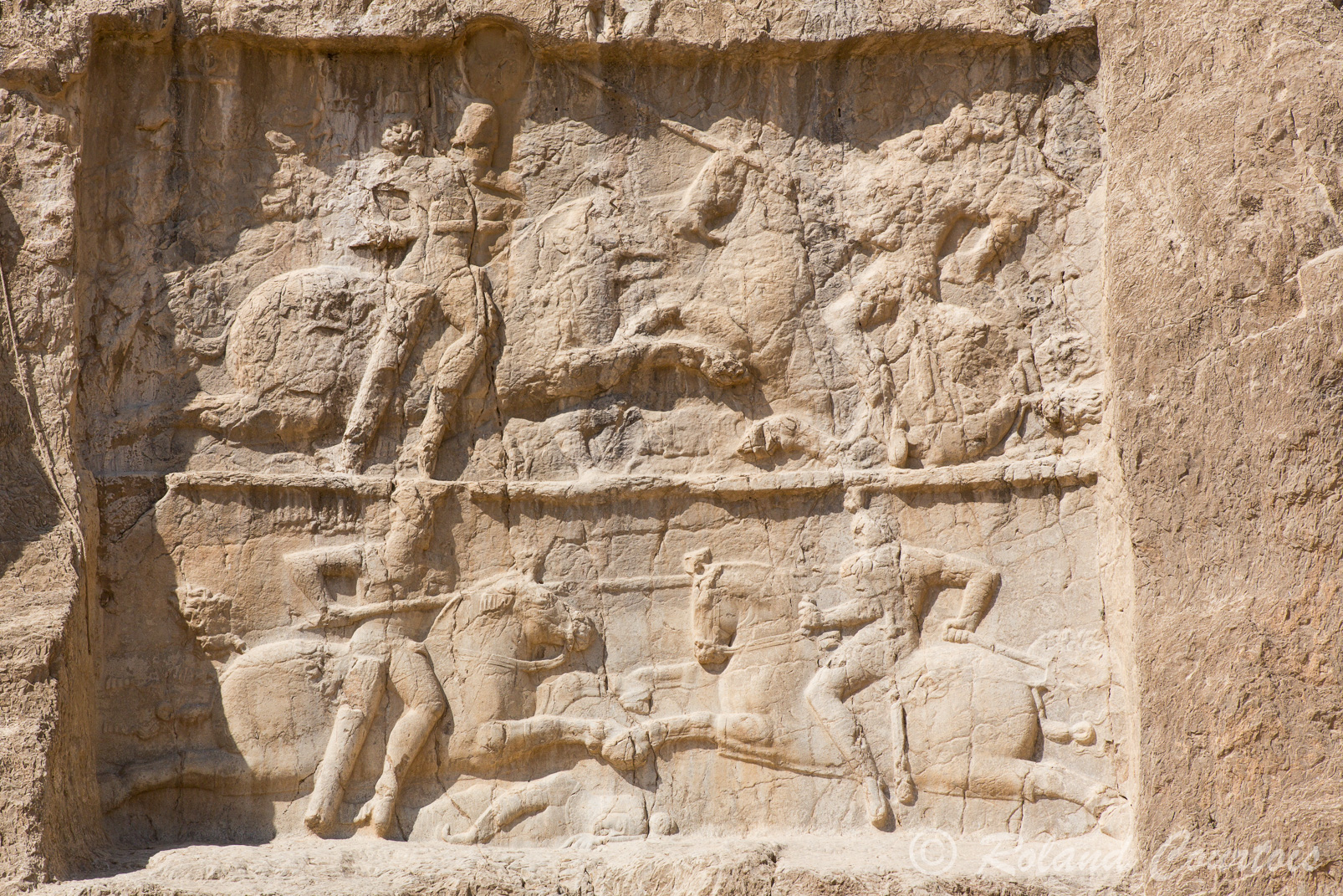 A Naqsh-e Rostam, sous la tombe de Darius Ier, cette scène à deux registres représente le roi Bahram II terrassant son adversaire avec une lance.