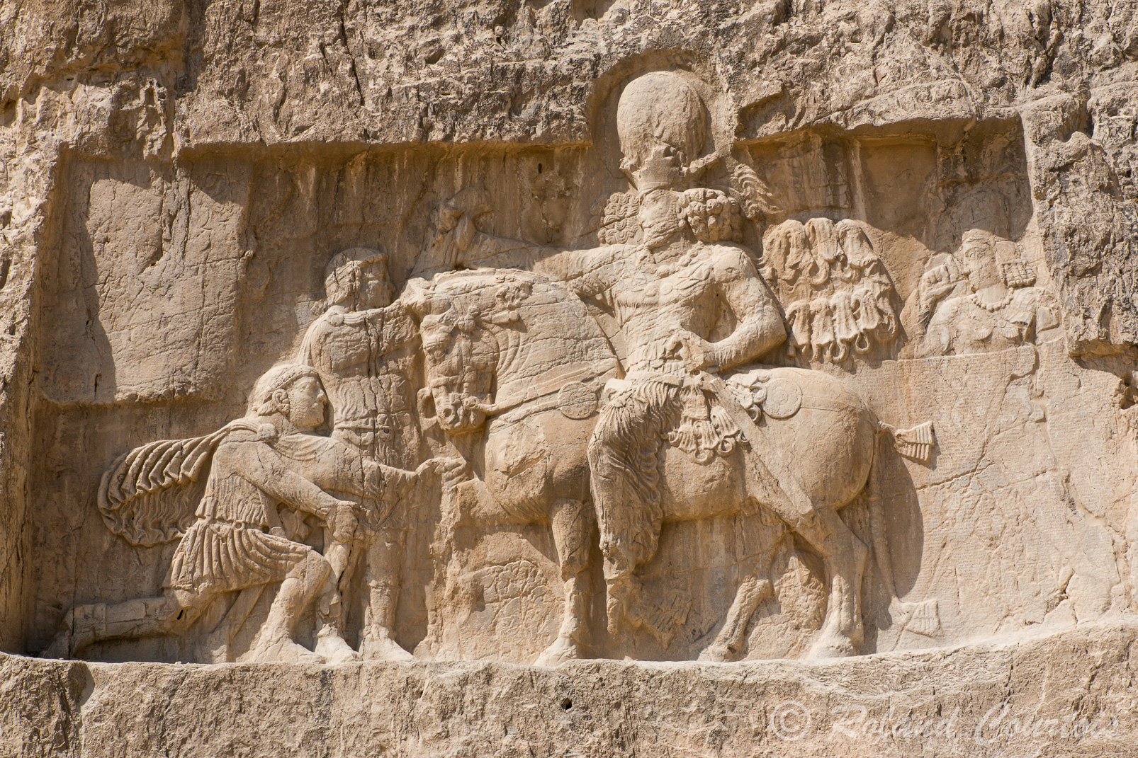 A Naqsh-e Rostam, sous la tombe d'Artaxerxès Ier, cette scène illustre la triomphe de Shapur Ier (241-272) sur les Romains.