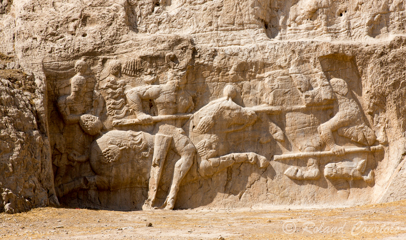 A Naqsh-e Rostam, sous la tombe de Darius II, dans cette scène de combat à cheval, le roi  Hormizd II (302-309) désarçonne son adversaire avec une lance.