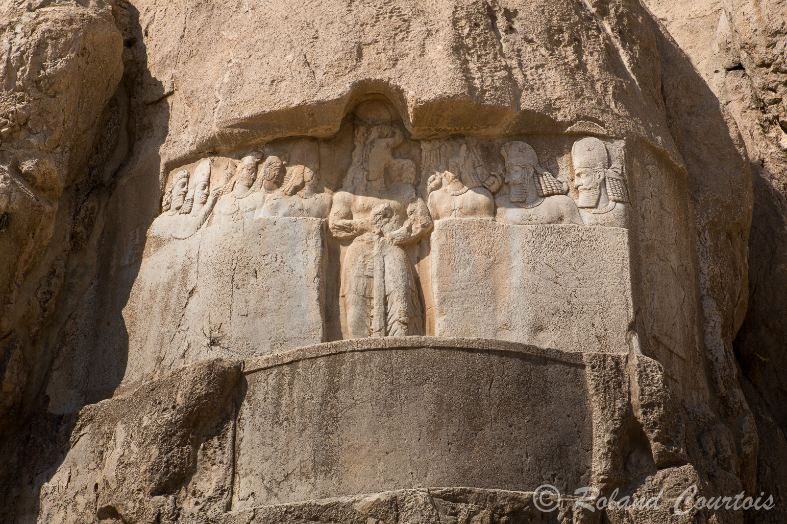A Naqsh-e Rostam, sur ce relief sassanide, Barham II est entouré de sa cour et de dignitaires. A l'avant des traces d'une gravure élamite plus ancienne.