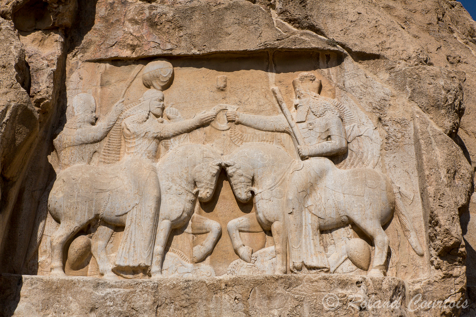 A Naqsh-e Rostam, sur ce bas-relief, Ardéshîr Ier (226-242), fondateur des sassanides, est représenté en train d'être désigné Roi par Ahura Mazda; sous les sabots des chevaux on aperçoit les formes de leurs ennemis, Artaban V, dernier roi parthe et Ahriman, dieu du Mal.