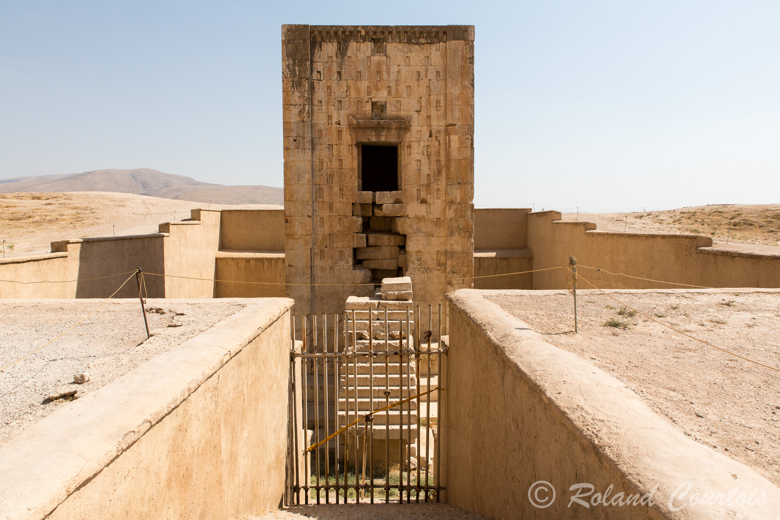 A Naqsh-e Rostam, ce cube de Zoroastre est considéré comme un temple du feu, ou une bibliothèque de livres sacrés.