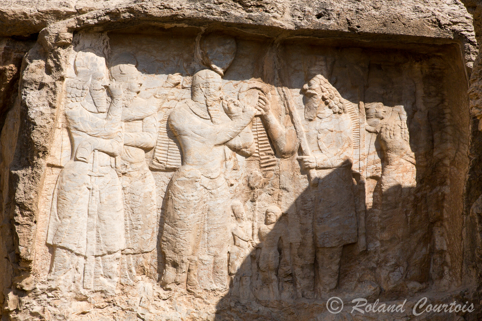 A Naqsh-e Radjab, investiture d’Ardéshir Ier : Ce bas-relief est unique car il montre également, à l'extrême-droite, deux femmes ; il s'agit probablement de la femme ou de la mère d'Ardéshîr, accompagnée d'une servante. Les deux femmes tournent le dos à la scène d'investiture, dont elles sont séparées par une colonne.