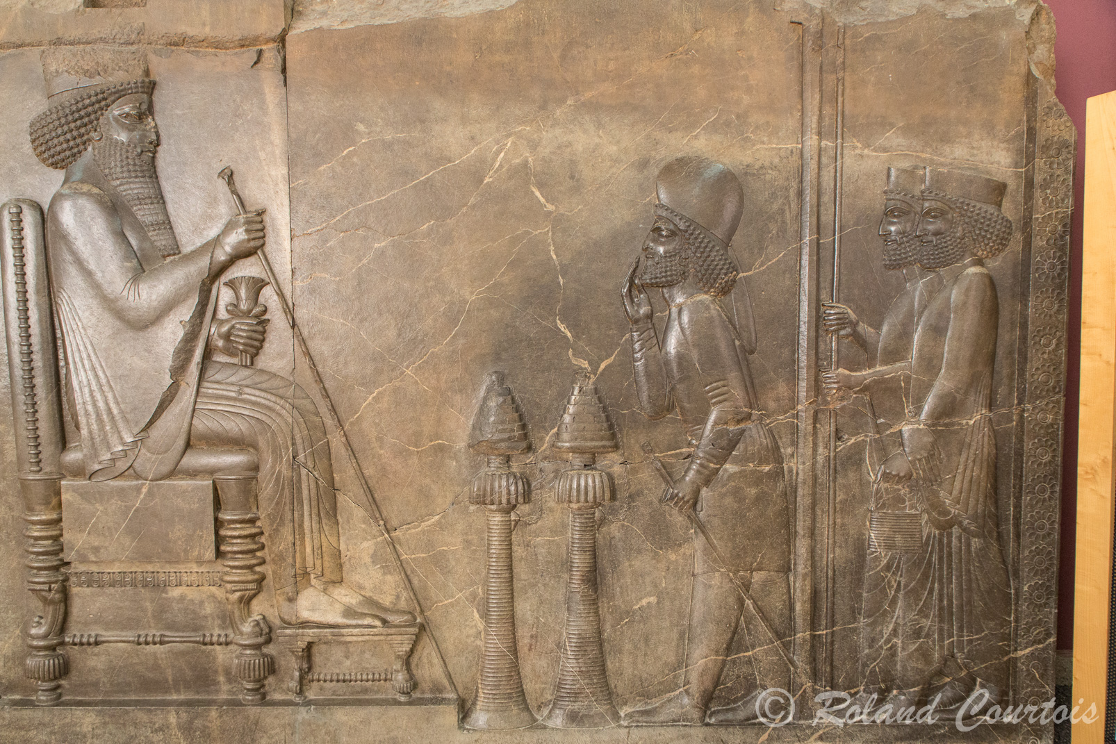 Musée archéologique Téhéran: copie d'un bas-relief de Perséposis : scène d'audience de Xerxes, les Perses ont des chapeaux carrés et les mèdes des chapeaux ronds.