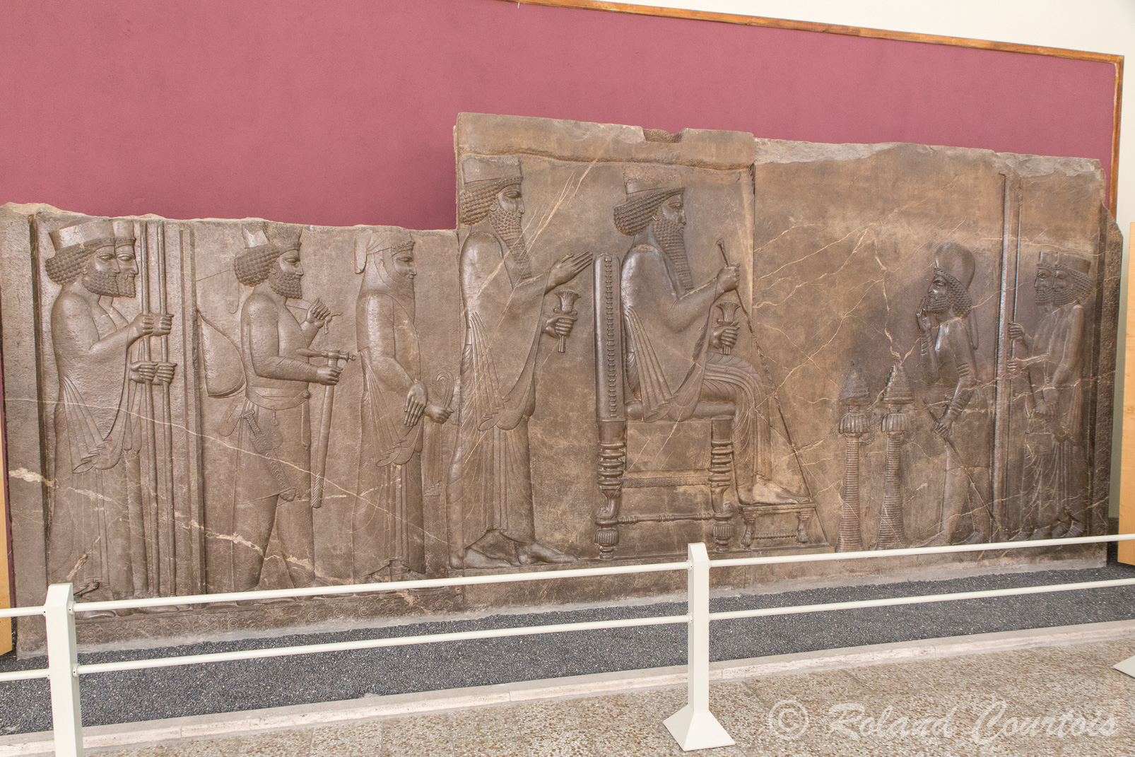 Musée archéologique Téhéran: copie d'un bas-relief de Perséposis : scène d'audience de Xerxes, les Perses ont des chapeaux carrés et les mèdes des chapeaux ronds.