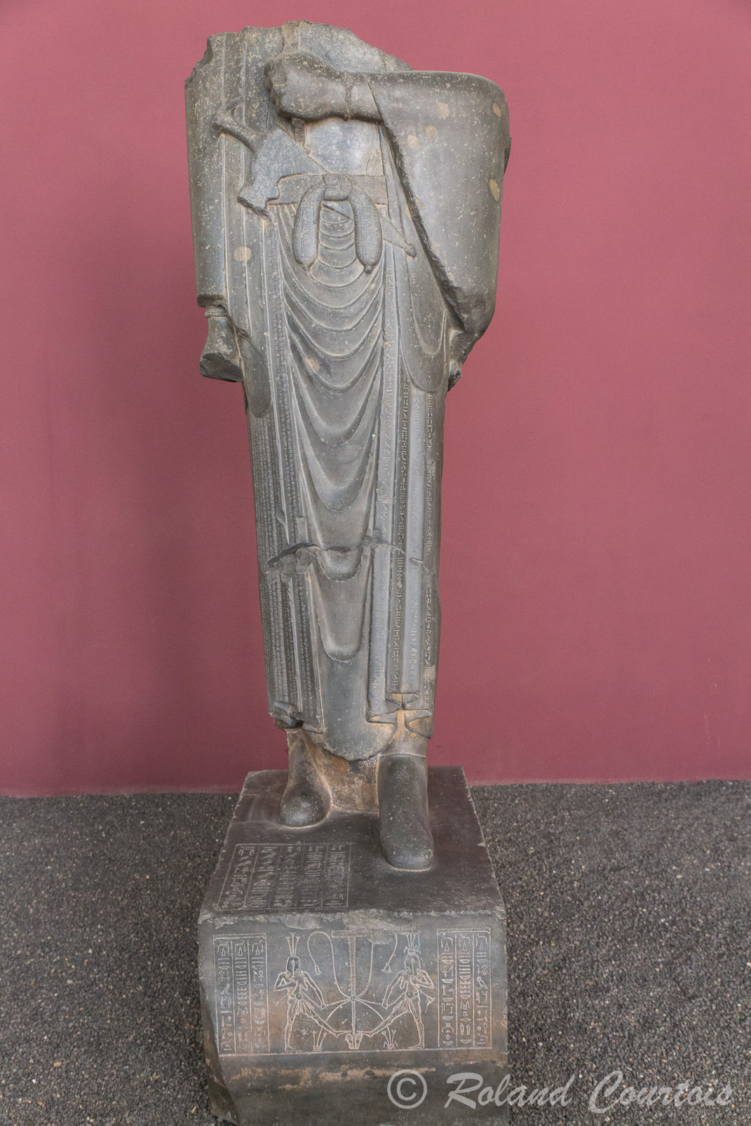 Musée archéologique Téhéran: Cette statue de Darius Ier a été découverte à Suse en 1972,  C'est une des rares statues en ronde bosse de l'époque achéménide figurant un souverain. 
La statue est en pierre arénite grise et mesure aujourd'hui 2,46 mètres. Elle devait mesurer environ 3,5 mètres autrefois avec la tête qui, à ce jour, n'a pas été retrouvée.