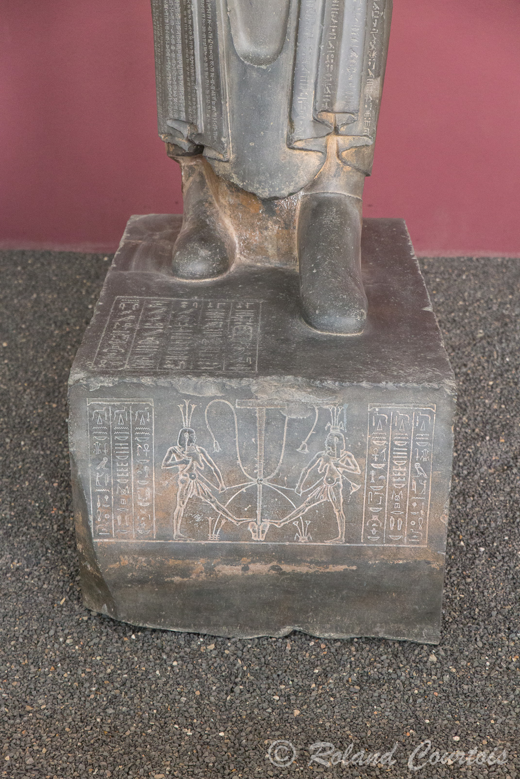 Musée archéologique Téhéran: Cette statue de Darius Ier a été découverte à Suse en 1972,  C'est une des rares statues en ronde bosse de l'époque achéménide figurant un souverain.