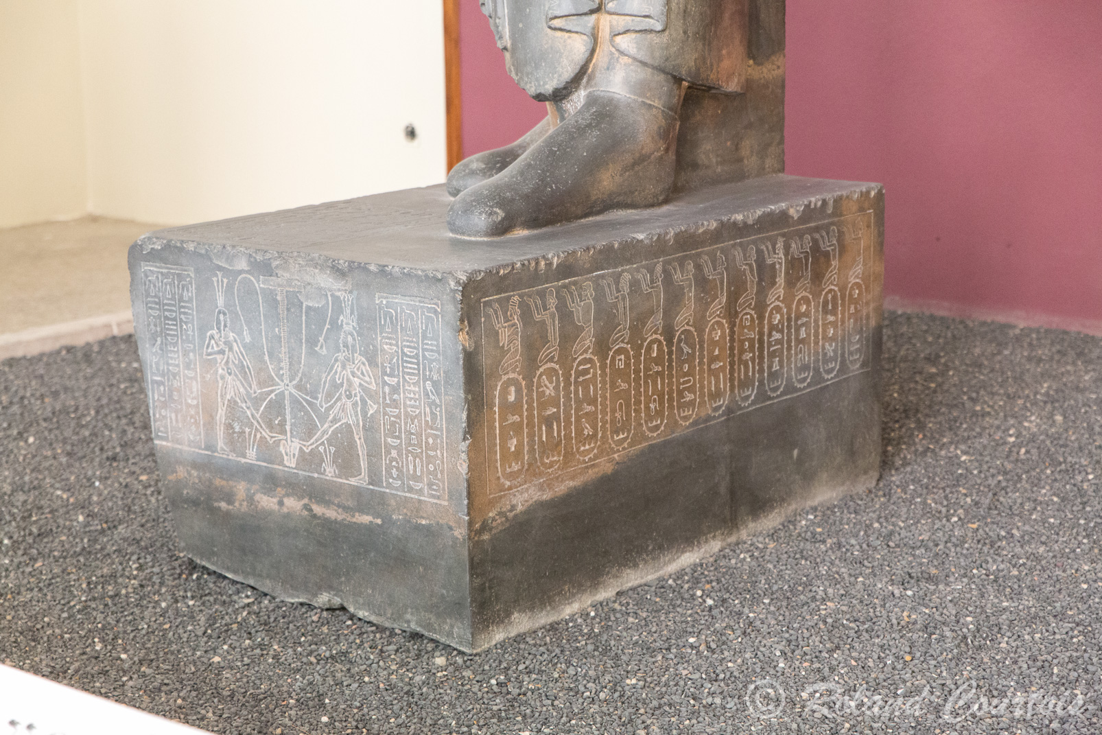Musée archéologique Téhéran: La statue de Darius le Grand a été sculptée en Égypte et elle est décorée de hiéroglyphes et d'inscriptions cunéiformes rédigées en vieux-persan, en élamite et en babylonien.