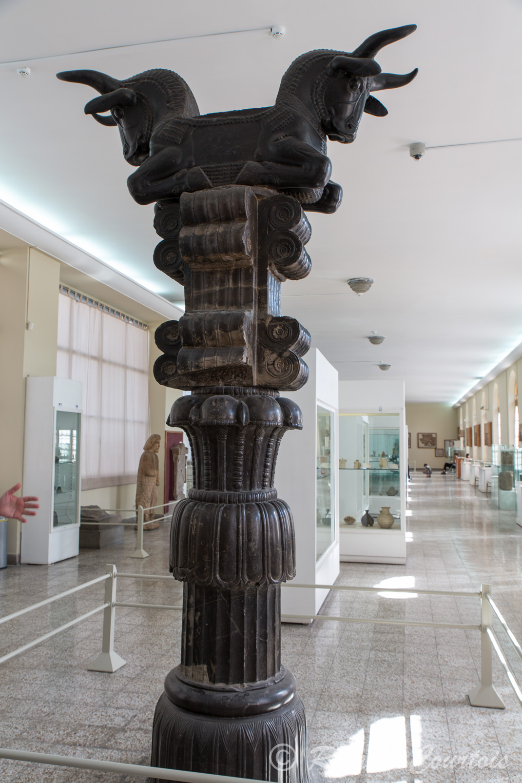 Musée archéologique Téhéran. colonne achéménide  (Persepolis)