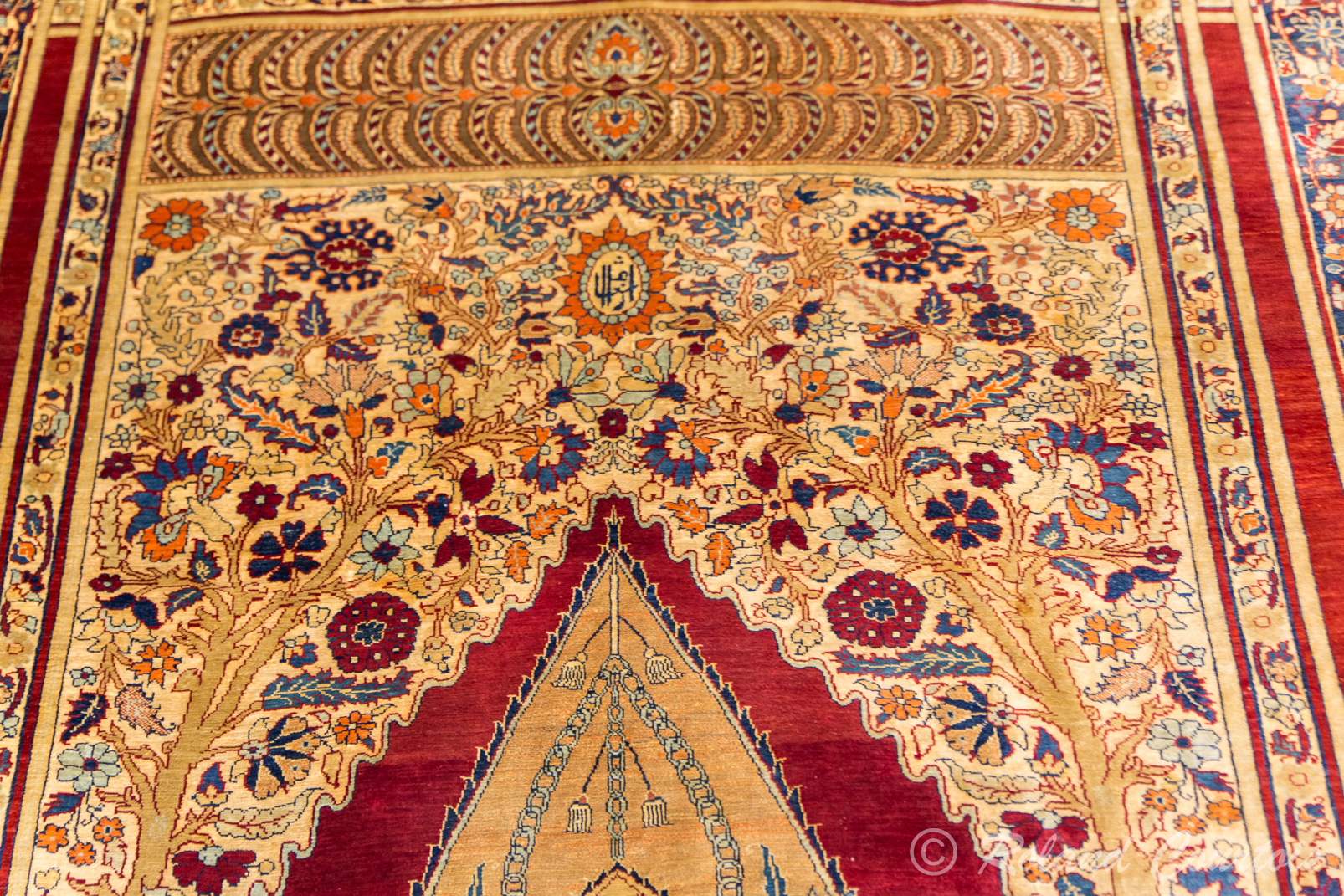 Plusieurs tapis sont en soie, les médaillons peuvent représenter un jardin persan, des ruisseaux ou des canaux, des personnages, animaux, scènes de chasse et tout cela en motifs stylisés comme sur des gravures persanes.
