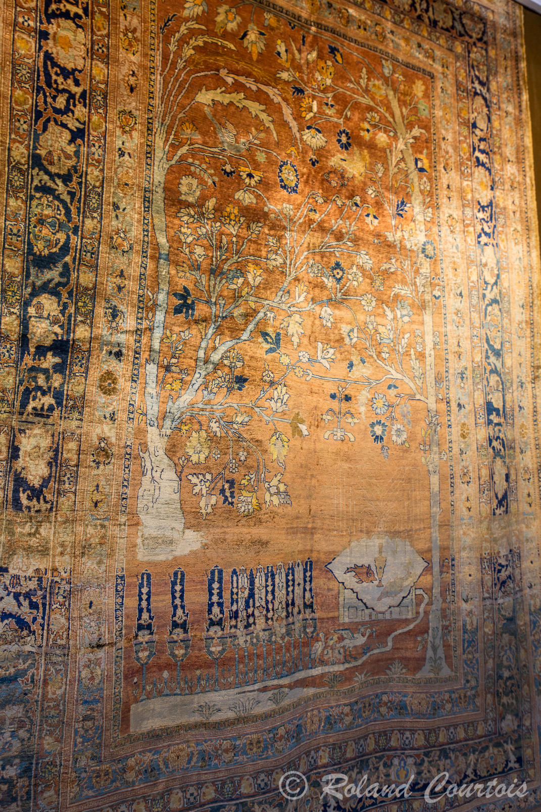 Plusieurs tapis sont en soie, les médaillons peuvent représenter un jardin persan, des ruisseaux ou des canaux, des personnages, animaux, scènes de chasse et tout cela en motifs stylisés comme sur des gravures persanes.