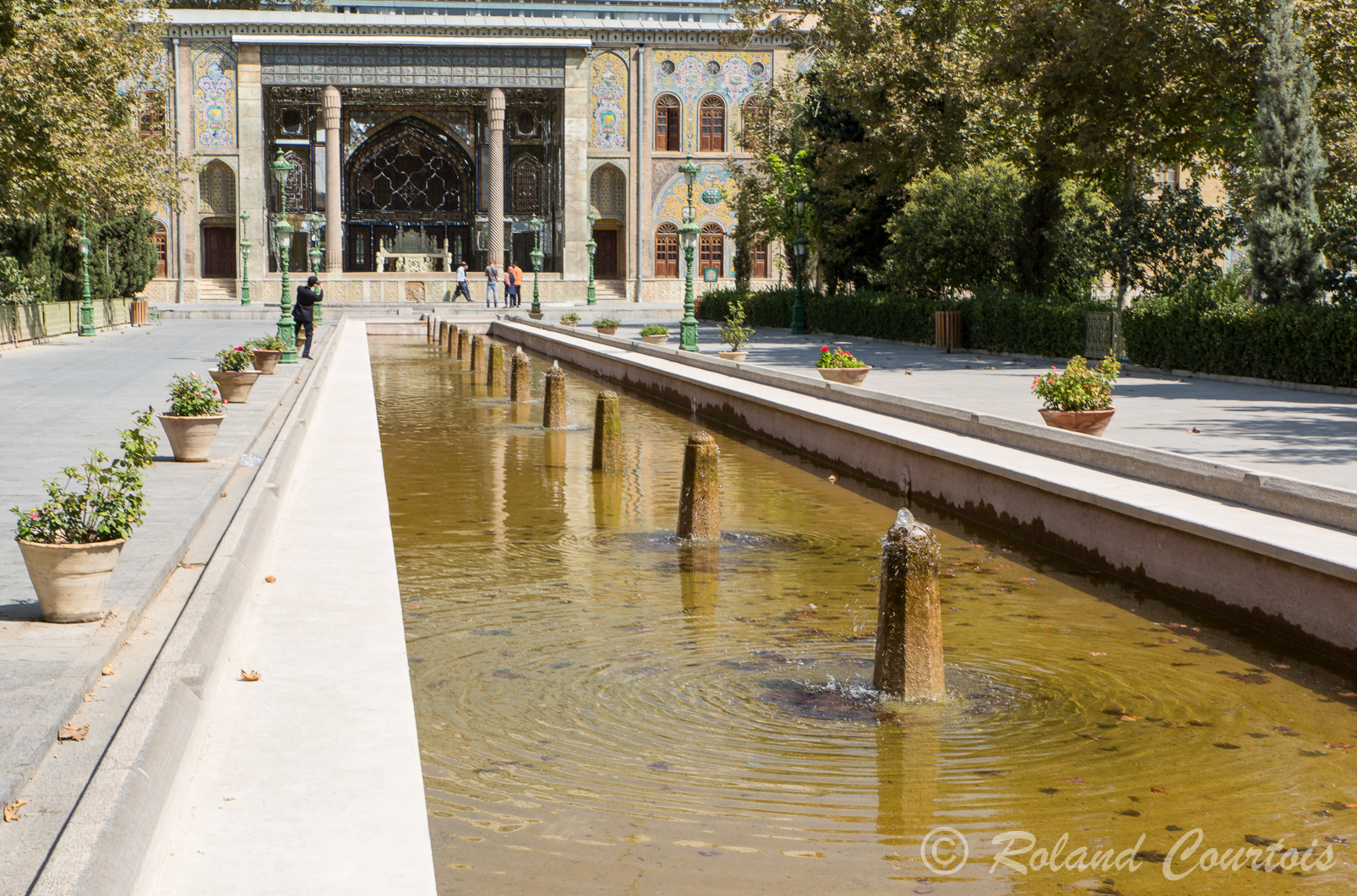 Le Palais Golestan, dit "Palais des roses", date du 16ème siècle. C'est l'ancien palais royal Qajar. Il est bordé de magnifiques jardins et fontaines.