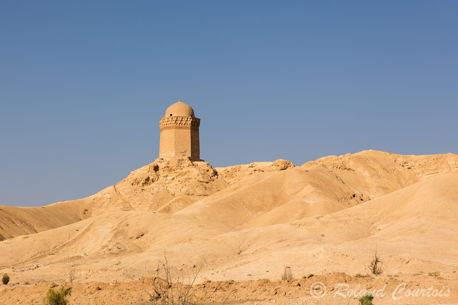 Le Gonbad e Ali, tour funéraire qui date de 1056, est un mausolée sobre mais raffiné qui témoigne de la richesse de la cité d'Arbakuh.