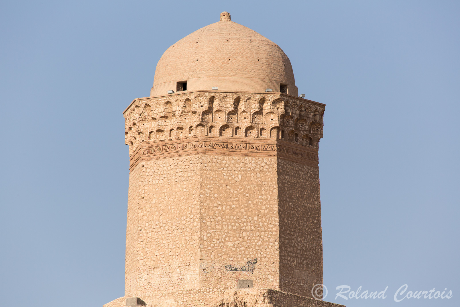 Le Gonbad e Ali, tour funéraire qui date de 1056, est un mausolée sobre mais raffiné qui témoigne de la richesse de la cité d'Arbakuh.