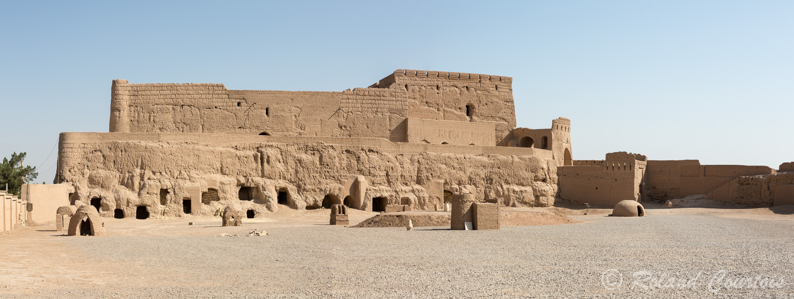 Meybod conserve une citadelle d’époque islamique, avec des restes de fortifications.