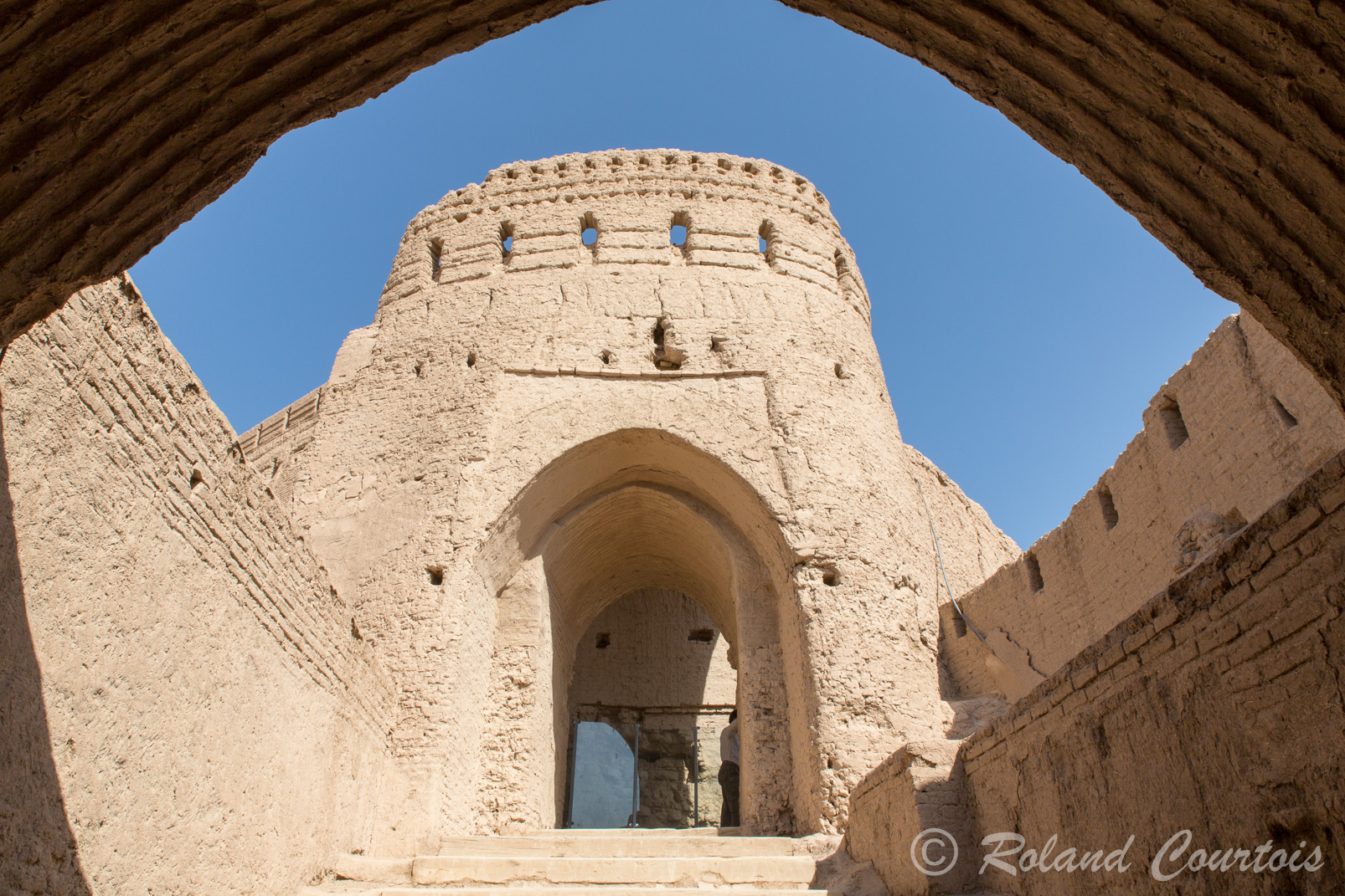 Meybod conserve une citadelle d’époque islamique, avec des restes de fortifications surplombant de vieux quartiers.