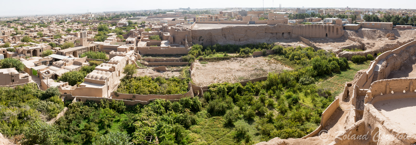 Meybod conserve une citadelle d’époque islamique, avec des restes de fortifications surplombant de vieux quartiers.